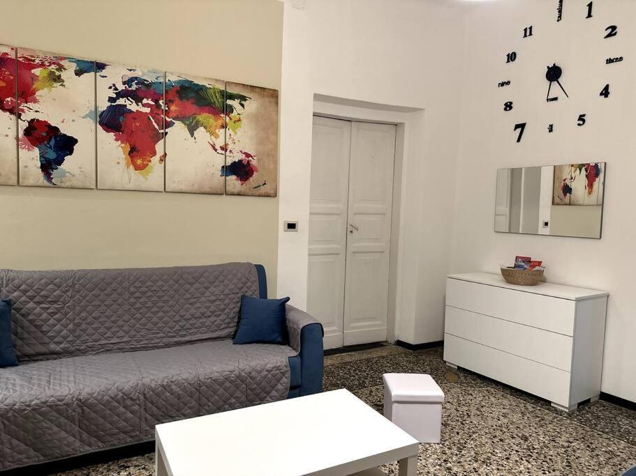 Ridi Che Ti Passa In Vico Del Fieno Génova Exterior foto